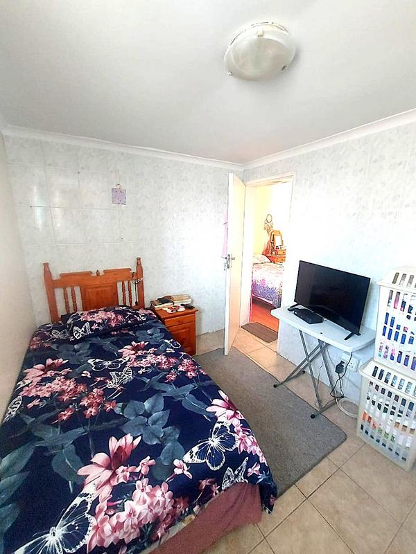 2 Bedroom Property for Sale in Goodwood Central Western Cape